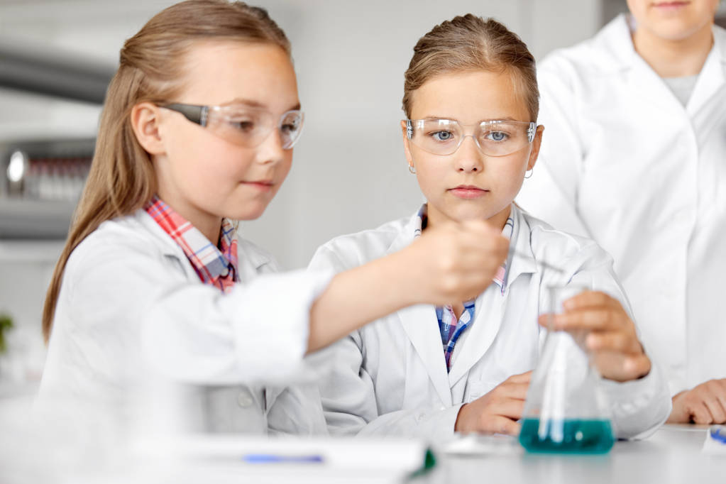 lapset, joilla on koeputki opiskelee kemiaa koulussa
 - Valokuva, kuva