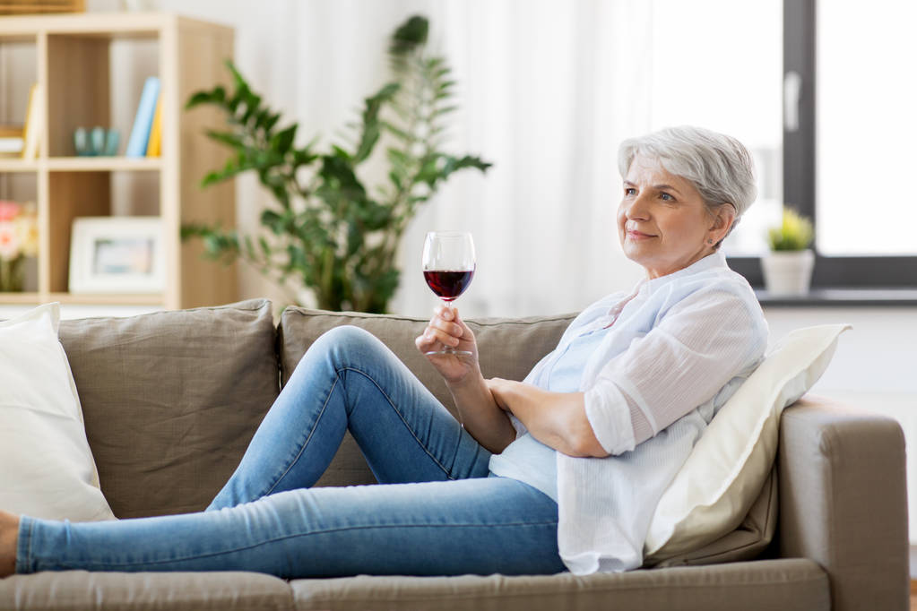 mujer mayor con copa de vino tinto en casa
 - Foto, Imagen