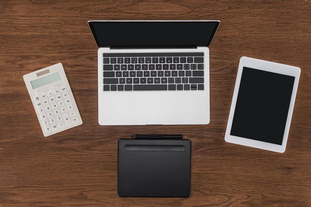 vista superior de laptop, tablet digital, livro didático e calculadora na tabela
 - Foto, Imagem