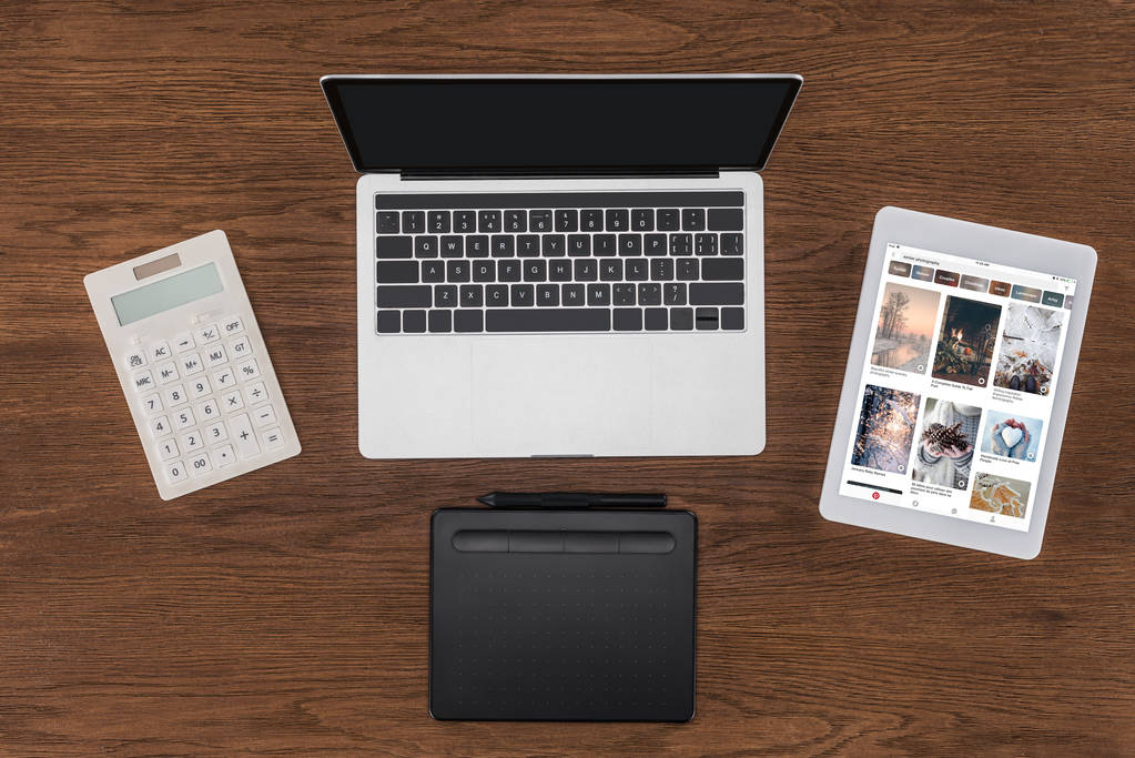 верхний вид ноутбука с чистым экраном, калькулятор, учебник и цифровой планшет с pinterest на экране
  - Фото, изображение
