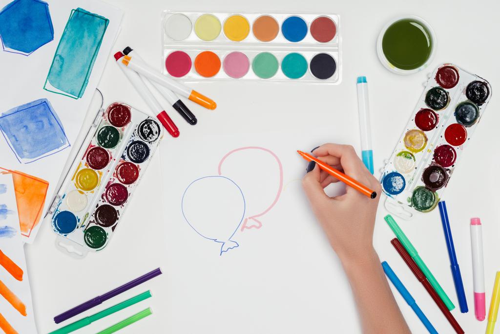 περικομμένη εικόνα γυναίκα καλλιτέχνης σχεδίασης αέρα μπαλόνια στο λευκό τραπέζι με πολύχρωμα χρώματα  - Φωτογραφία, εικόνα