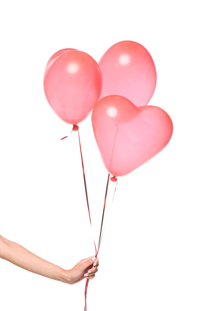 περικομμένη εικόνα κρατώντας δέσμη μπαλόνια σε σχήμα καρδιάς που απομονώνονται σε λευκό κορίτσι - Φωτογραφία, εικόνα
