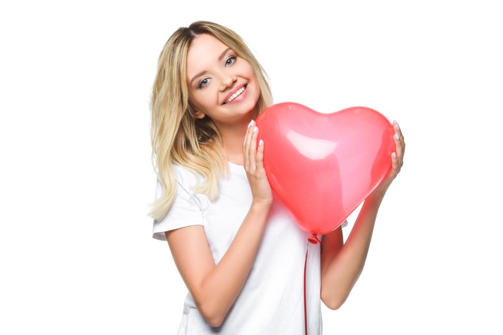 atractiva chica en camisa blanca sosteniendo globo en forma de corazón aislado en blanco
 - Foto, Imagen