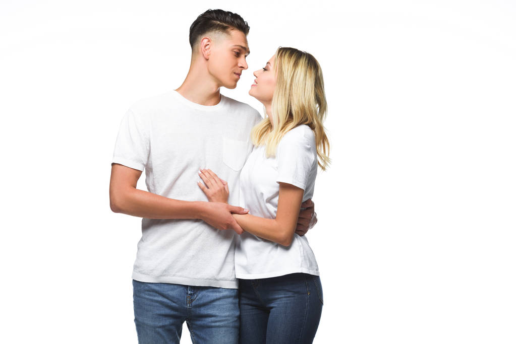 cariñosa pareja abrazando y yendo a besar aislado en blanco
 - Foto, imagen