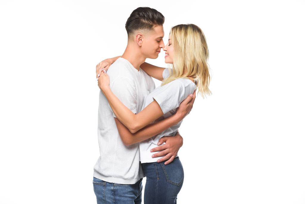liebevolles Paar, das sich umarmt und isoliert auf Weiß küsst - Foto, Bild