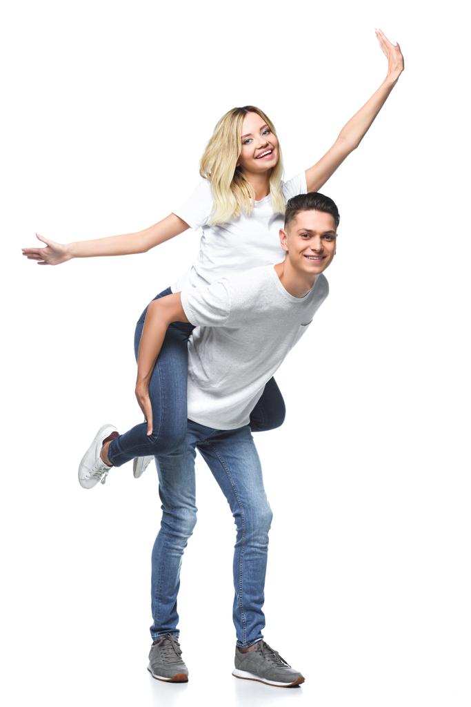 namorado dando piggyback para namorada com os braços abertos isolados no branco
 - Foto, Imagem