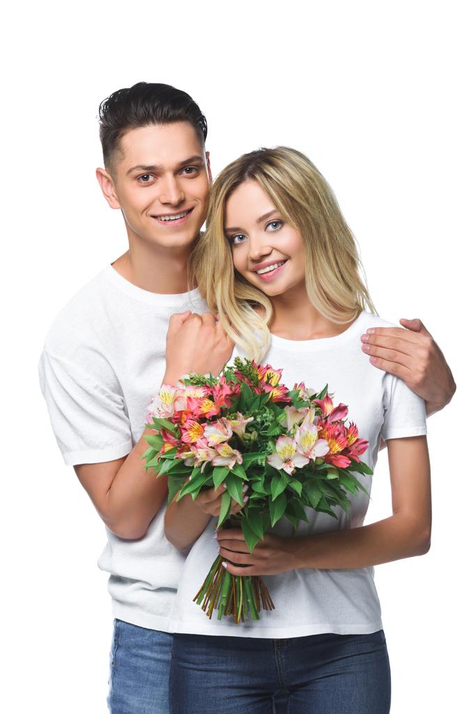 Paar umarmt und hält Blumenstrauß auf weißem Grund - Foto, Bild