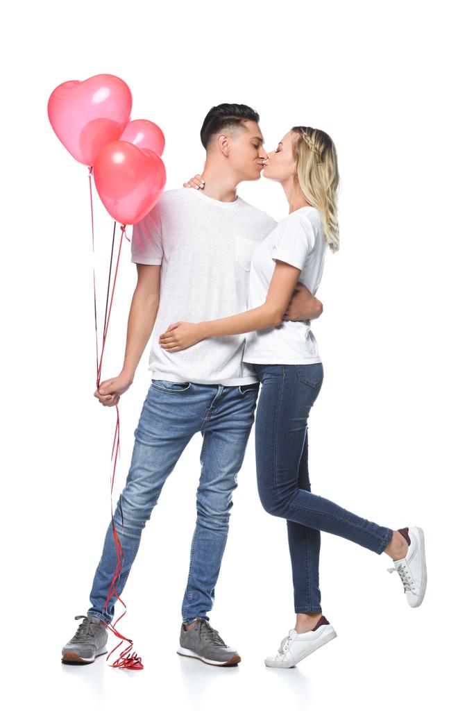 пара поцелуи, парень держит пучок сердечной формы шарики изолированы на белом
 - Фото, изображение