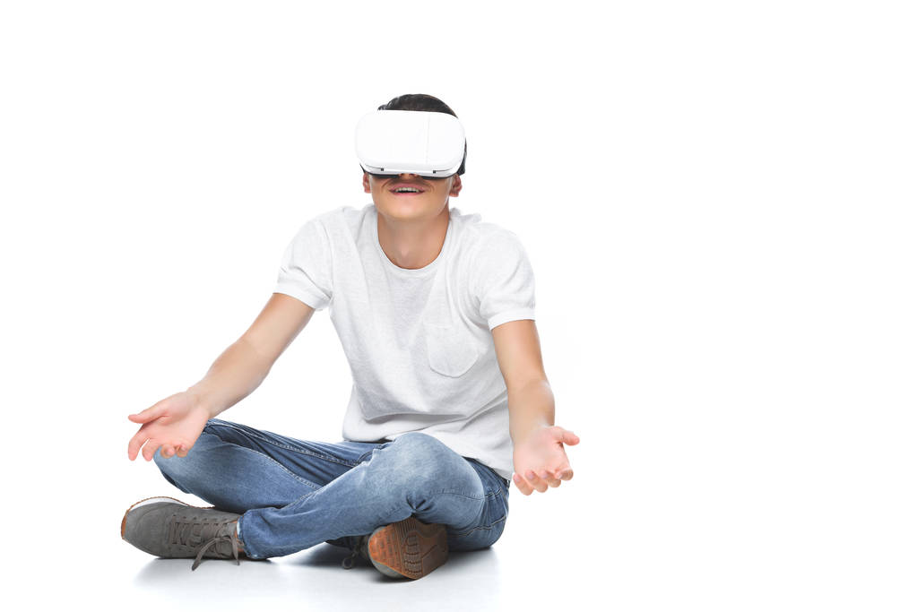 bell'uomo in realtà virtuale auricolare mostrando gesto scrollata di spalle isolato su bianco
 - Foto, immagini