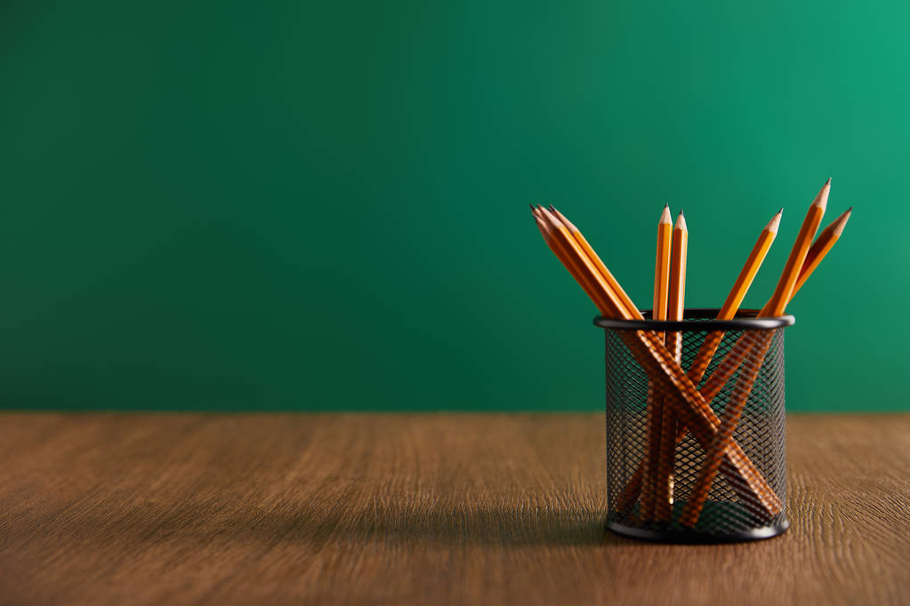 lápices sobre mesa de madera con pizarra verde sobre fondo
 - Foto, Imagen