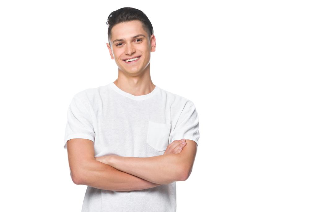 bel homme souriant debout avec les bras croisés en chemise blanche isolé sur blanc
  - Photo, image