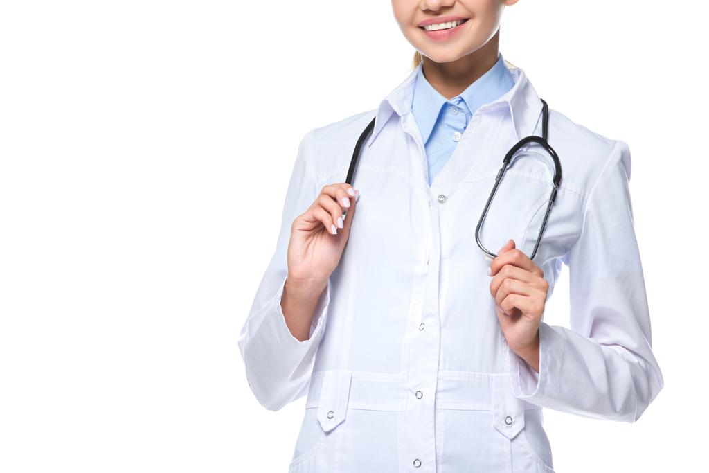 обрезанный вид женщины-врача в белом халате со стетоскопом, изолированный на белом
 - Фото, изображение