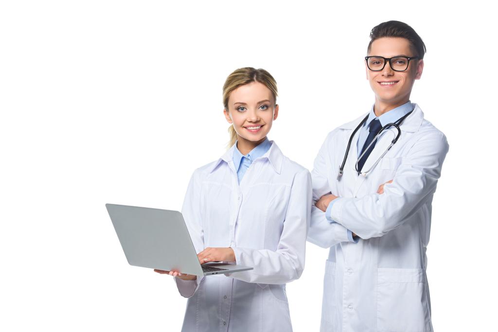 hymyilevä yleislääkärit käyttävät kannettavaa tietokonetta, eristetty valkoinen
 - Valokuva, kuva