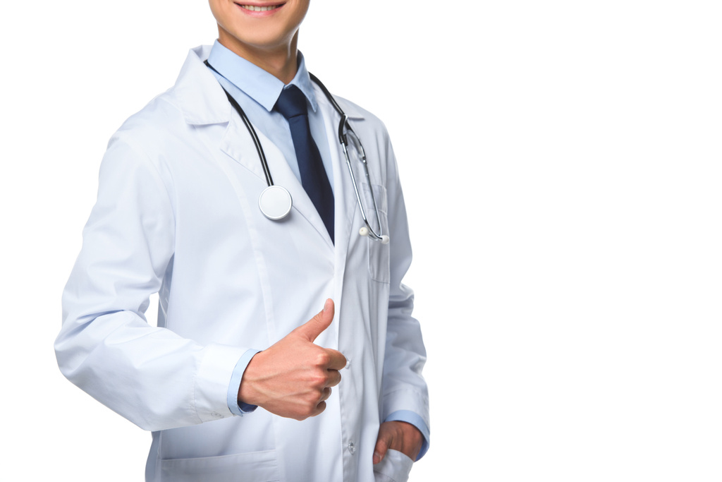 Schnappschuss eines jungen Arztes zeigt Daumen nach oben isoliert auf Weiß - Foto, Bild