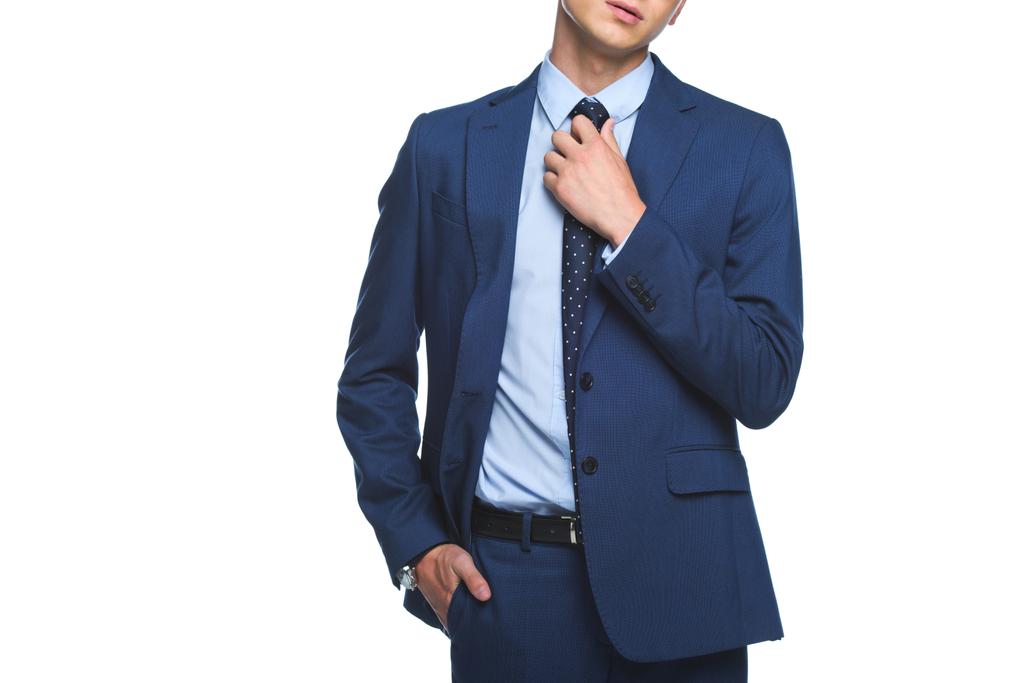 περικοπεί shot νεαρό επιχειρηματία σε κομψό μπλε σακάκι που απομονώνονται σε λευκό - Φωτογραφία, εικόνα