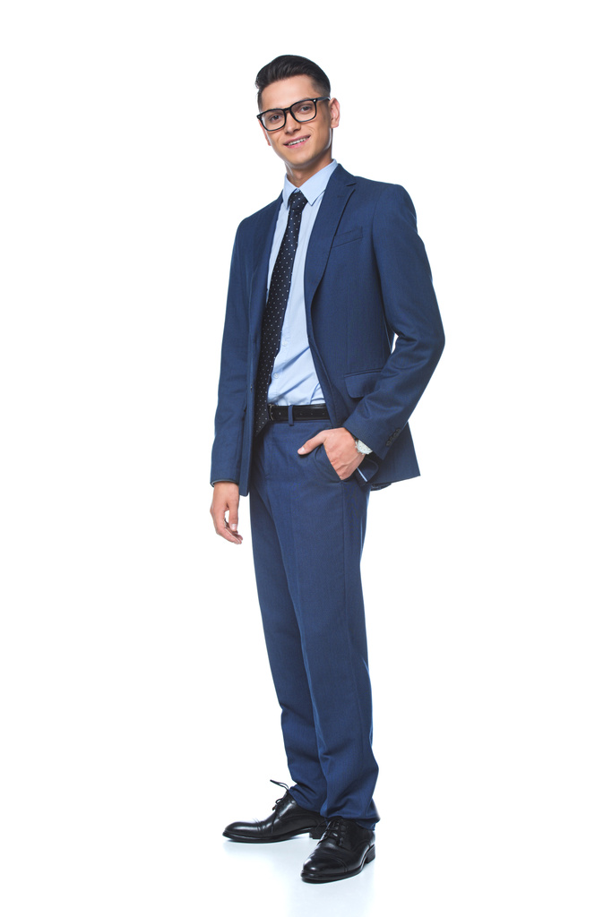 pohledný mladý podnikatel v elegantní modré sako při pohledu na fotoaparát izolované na bílém - Fotografie, Obrázek