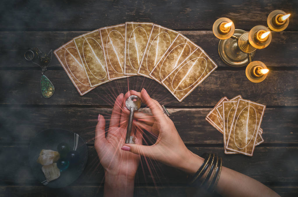 Tarotové karty na pozadí stolu stůl fortune teller. Kouzelný klíč k tajemství osudu. Futune čtení koncept. Věštění. - Fotografie, Obrázek