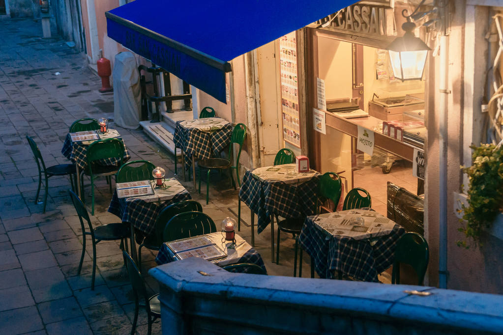 夜の低光ヴェネツィア カフェ イタリア - 写真・画像
