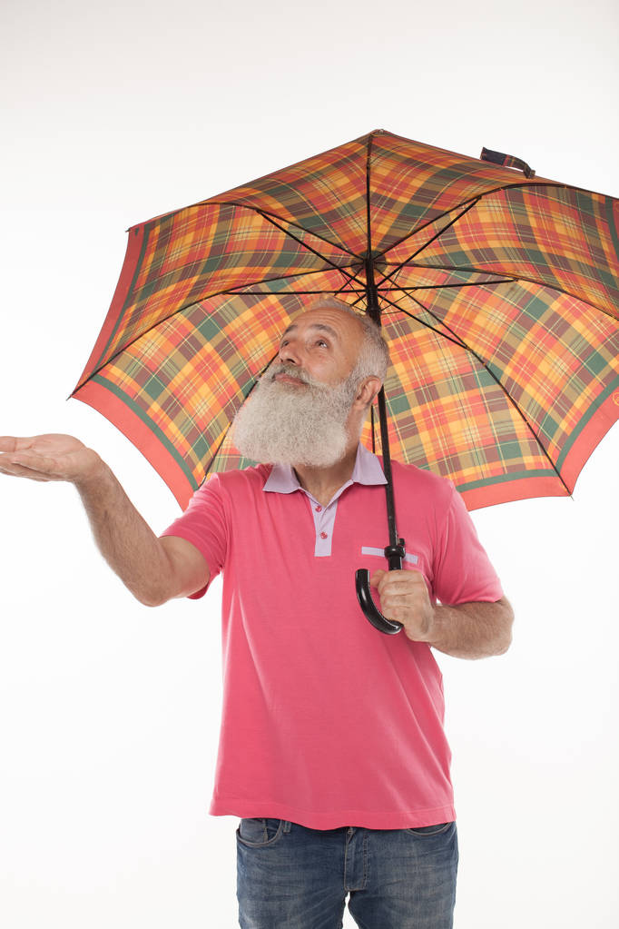 концепція захисту бізнесу старший чоловік з парасольковим відчуттям дощу
 - Фото, зображення