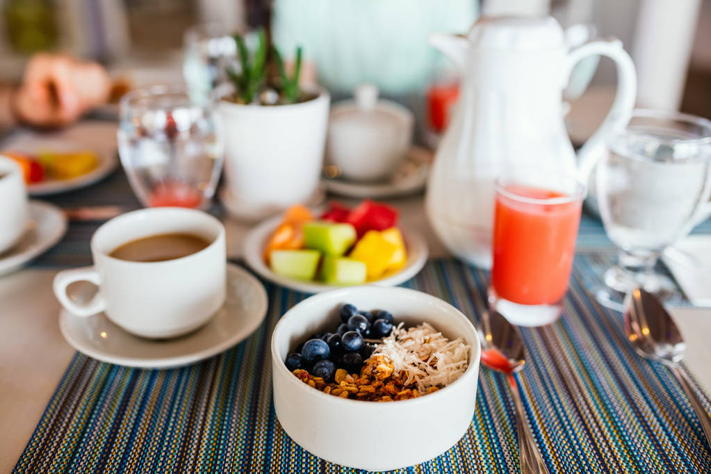 Tazón de desayuno saludable de granola casera de varios tipos de cereales, arándanos frescos y copos de coco
 - Foto, Imagen
