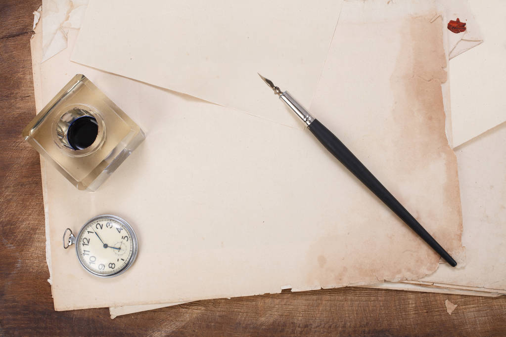 alte Papiere und Stift mit Vintage Taschenuhr Hintergrund - Foto, Bild