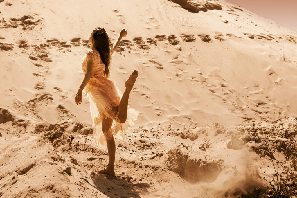 Bella ballerina ragazza in un deserto in posa
 - Foto, immagini