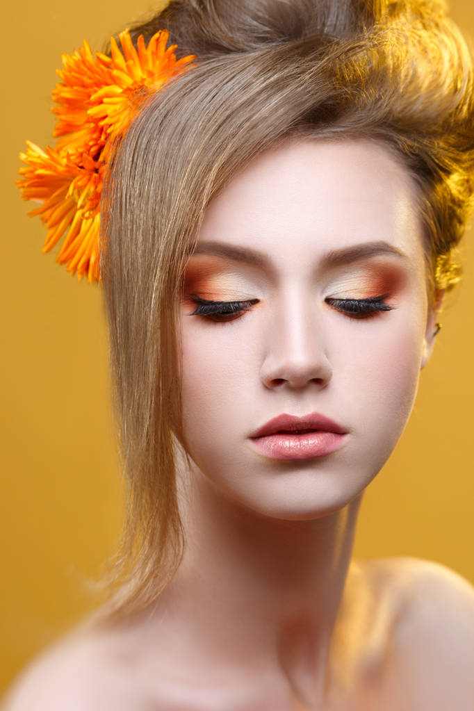 Mode schoonheid portret van meisje met oranje make-up op gele achtergrond. - Foto, afbeelding