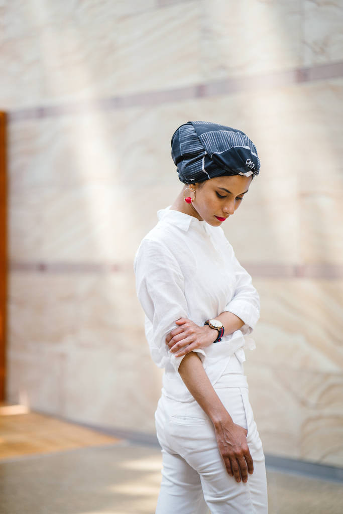 Retrato de una joven musulmana con turbante (pañuelo en la cabeza, hiyab). Ella es elegante y atractiva
 - Foto, imagen