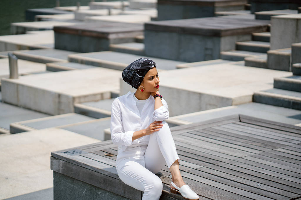 Retrato de una joven musulmana con turbante (pañuelo en la cabeza, hiyab). Ella es elegante y atractiva
 - Foto, imagen