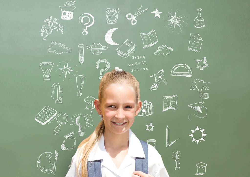 Composto digital de menina da escola e educação desenho no quadro negro para a escola
 - Foto, Imagem