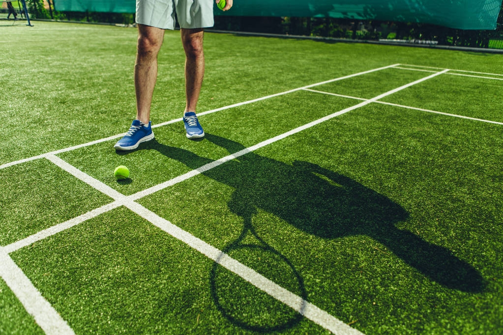 Hombre jugando tenis en el campo
 - Foto, Imagen