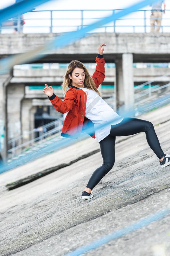 вибірковий фокус молодої азіатської стильної жінки міського танцюриста на міській вулиці
 - Фото, зображення