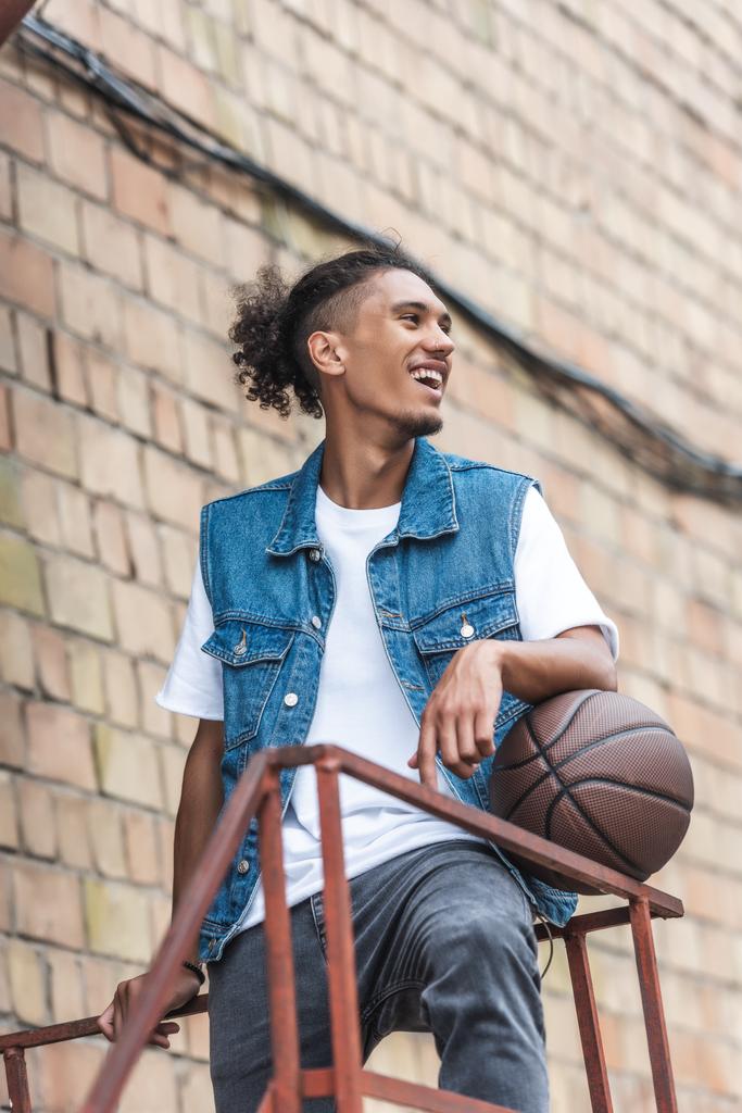boldog fiatal kevert ember állandó kosárlabda labda utca - Fotó, kép