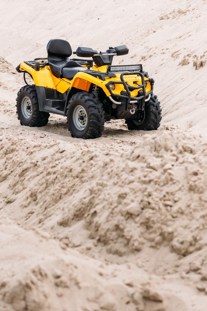 moderne gele all - terrain voertuig staande in woestijn - Foto, afbeelding