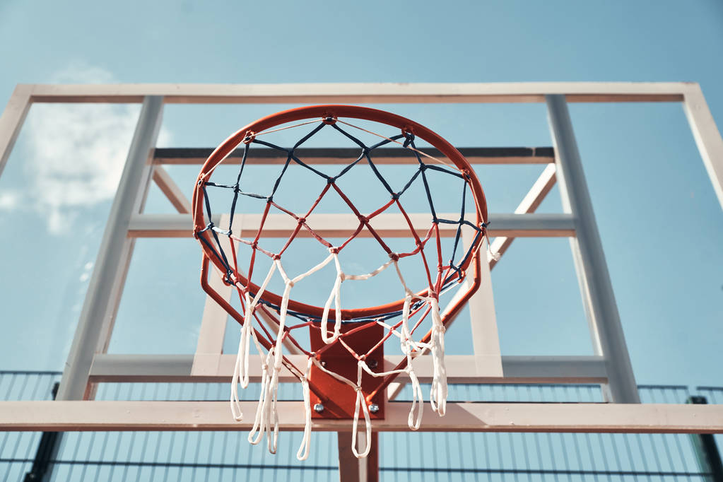 basketbalový koš s modrou oblohou v pozadí - Fotografie, Obrázek