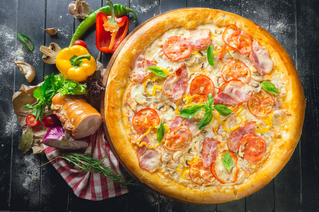 pizza száraz füstölt sonkával és bazsalikommal - Fotó, kép
