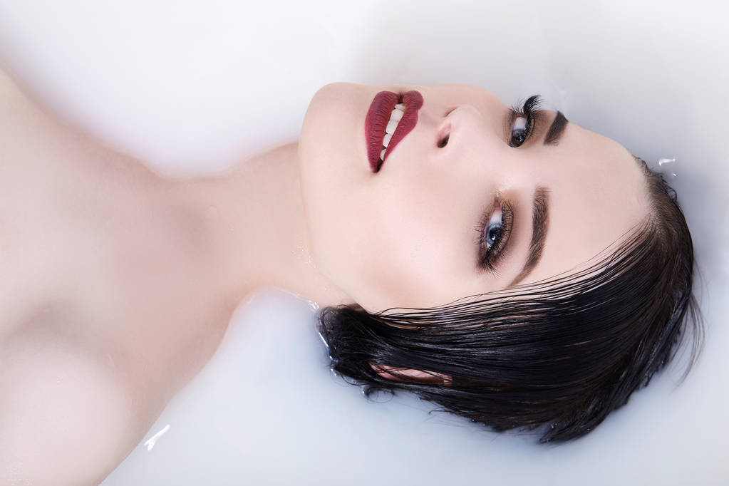 красивая сексуальная девушка в молочной ванне spa. счастливая молодая обнаженная женщина в spa ванне
 - Фото, изображение