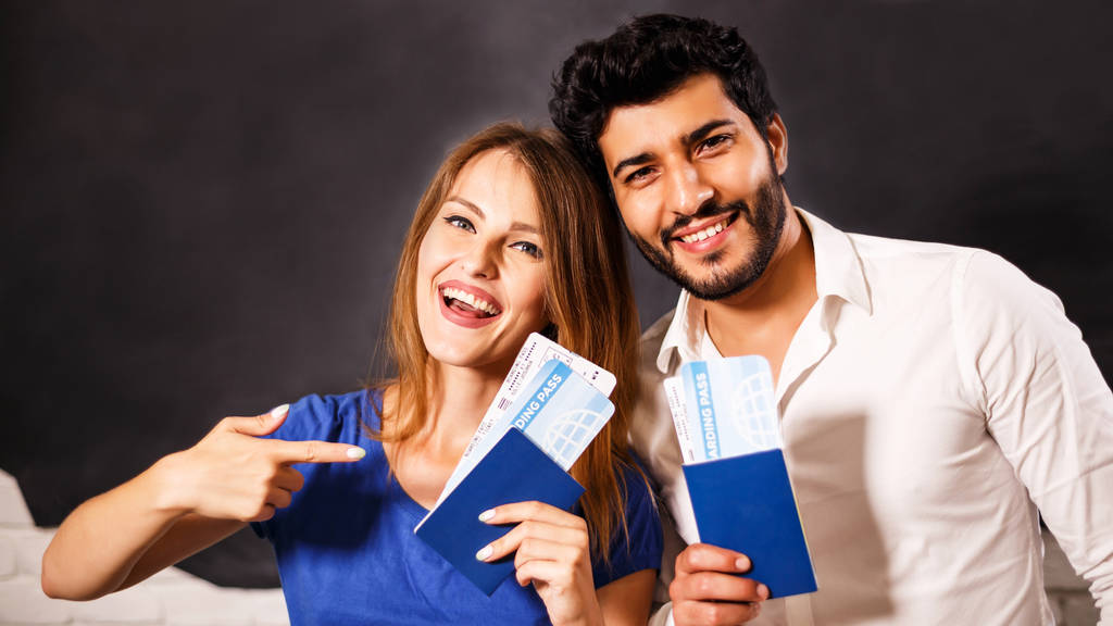 Retrato de um casal de viajantes com bilhetes e passaportes
 - Foto, Imagem