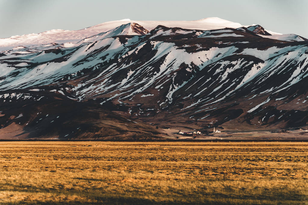 Ісландська типово гірському зимова сцена з grass на передньому плані і масивні гора у фоновому режимі. - Фото, зображення