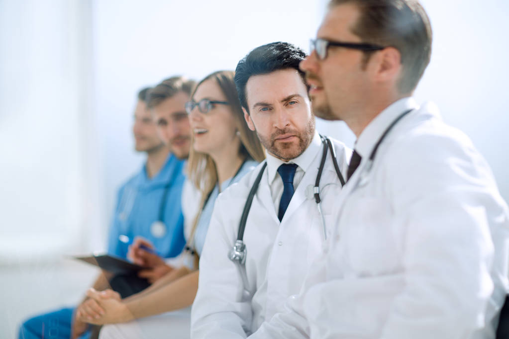 Médico masculino con colegas
 - Foto, Imagen
