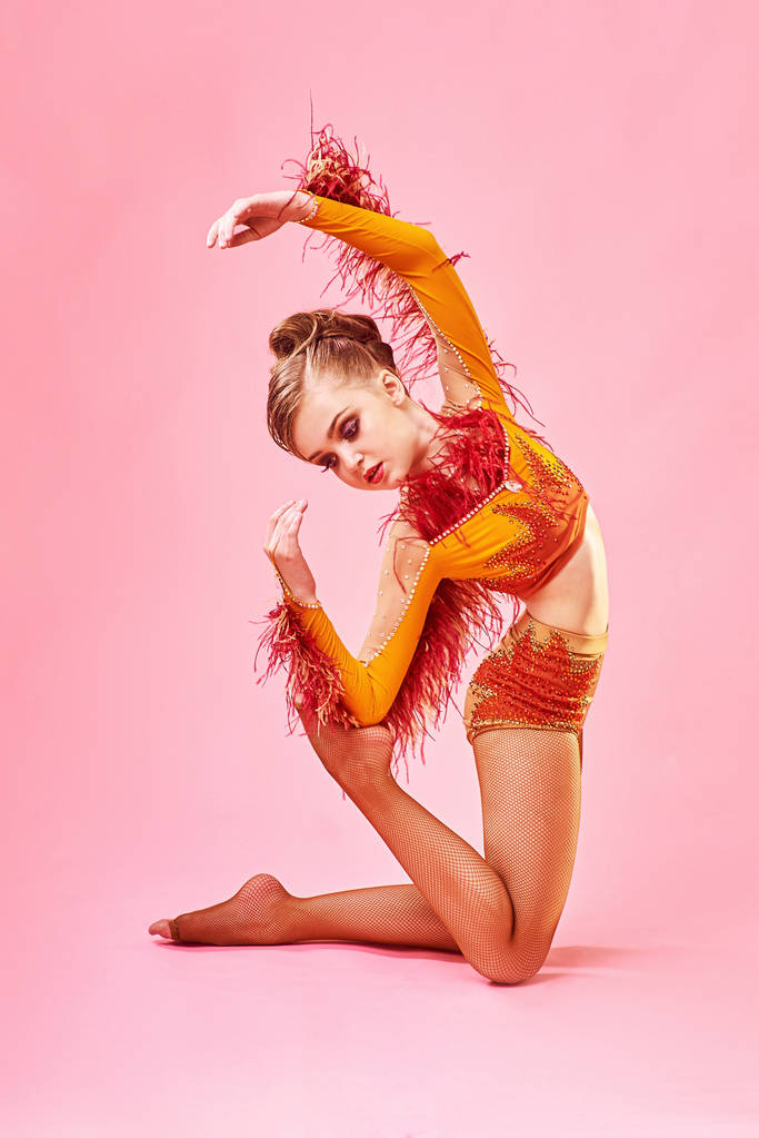 Çağdaş dans. Küçük bir kız bir karmaşık akrobatik dans gerçekleştirir. Modern dans parlak renkli arka plan üzerinde. - Fotoğraf, Görsel