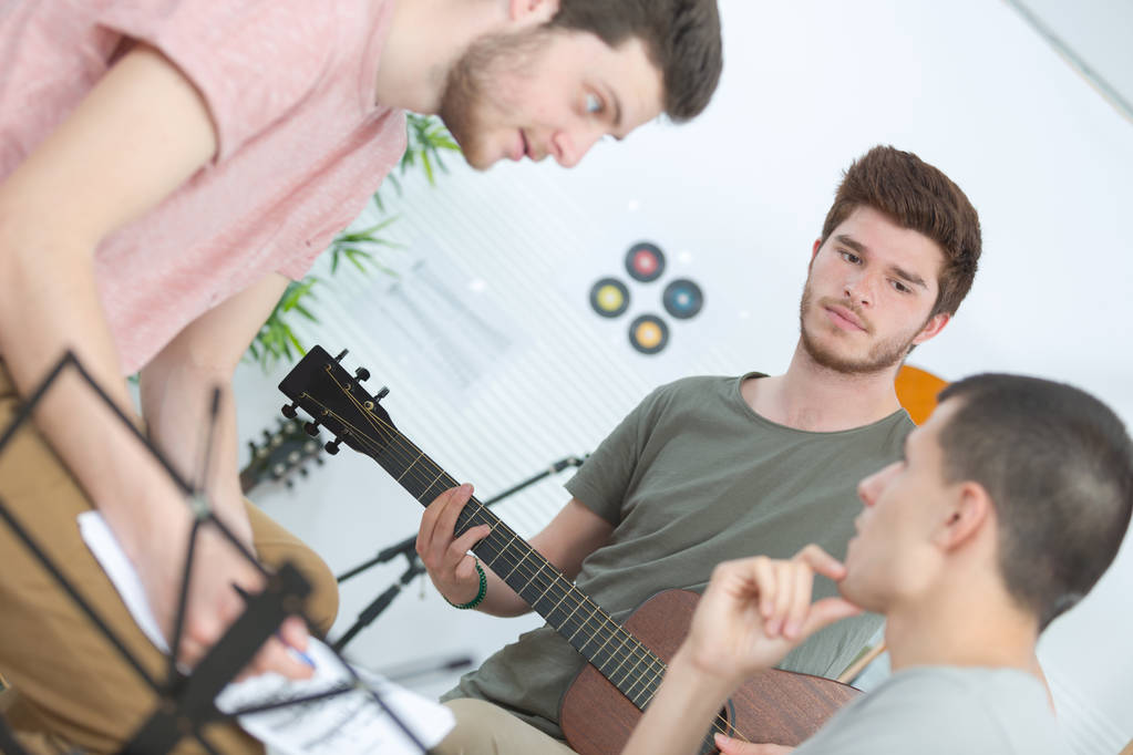 tieners spelen de gitaar - Foto, afbeelding