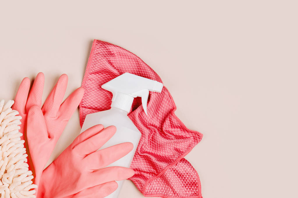 Απορρυπαντικά και αξεσουάρ καθαρισμού σε ροζ χρώμα. Η έννοια της υπηρεσίας καθαρισμού. Επίπεδο lay, πάνω όψη. - Φωτογραφία, εικόνα