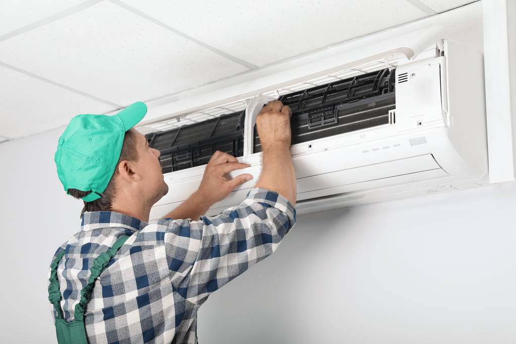 Técnico masculino limpeza ar condicionado dentro de casa - Foto, Imagem