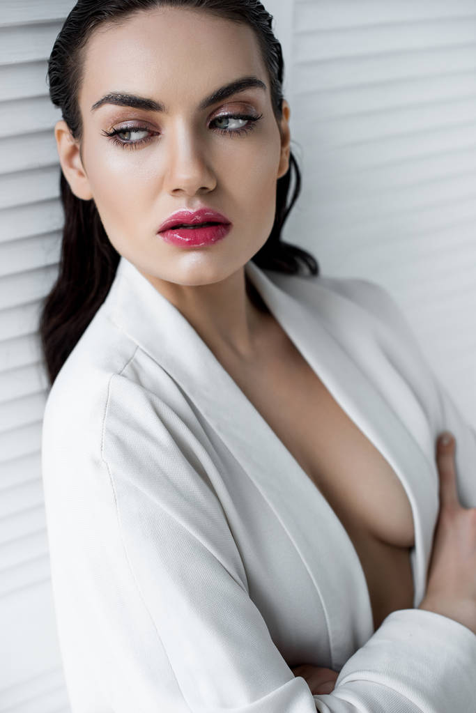 ελκυστική σέξι γυναίκα που ποζάρει στο μοντέρνο σακάκι λευκό - Φωτογραφία, εικόνα