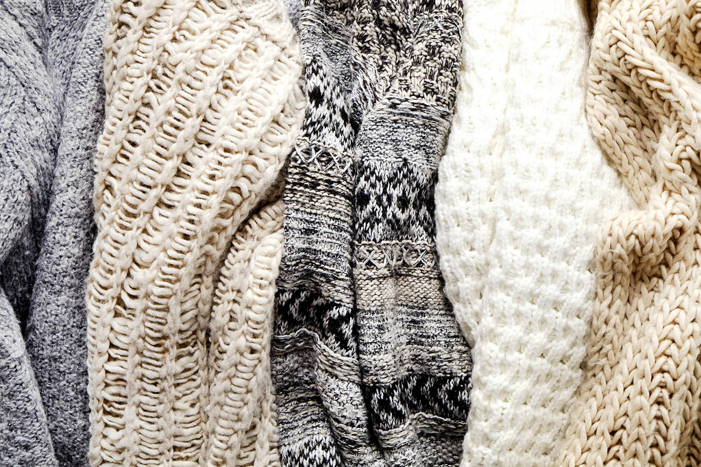 Csomó-ból különböző Kötés minták kötött meleg, pasztell színű pulóverek meghatározott rendetlen kupacban, jól látható textúra. Elegáns drop / téli szezon kötöttáru ruha. Közelről, másolja a hely, felülnézet - Fotó, kép