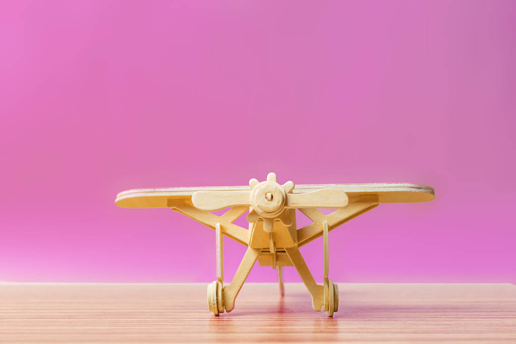 aeroplano giocattolo sul tavolo - Foto, immagini