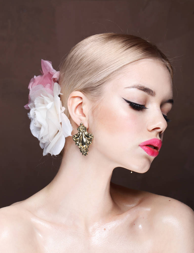 Portret moda młody model blondynka z różowe usta i róże w jej włosy, nosi kolczyki vintage - Zdjęcie, obraz