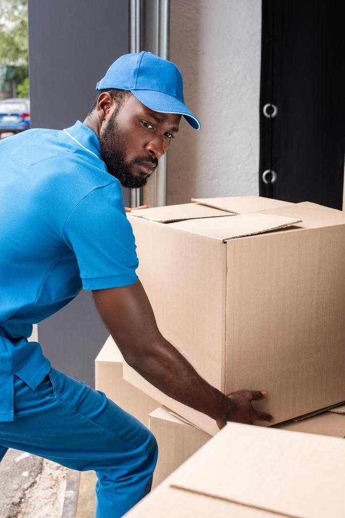 africano americano consegna uomo mettere scatole su mucchio
 - Foto, immagini