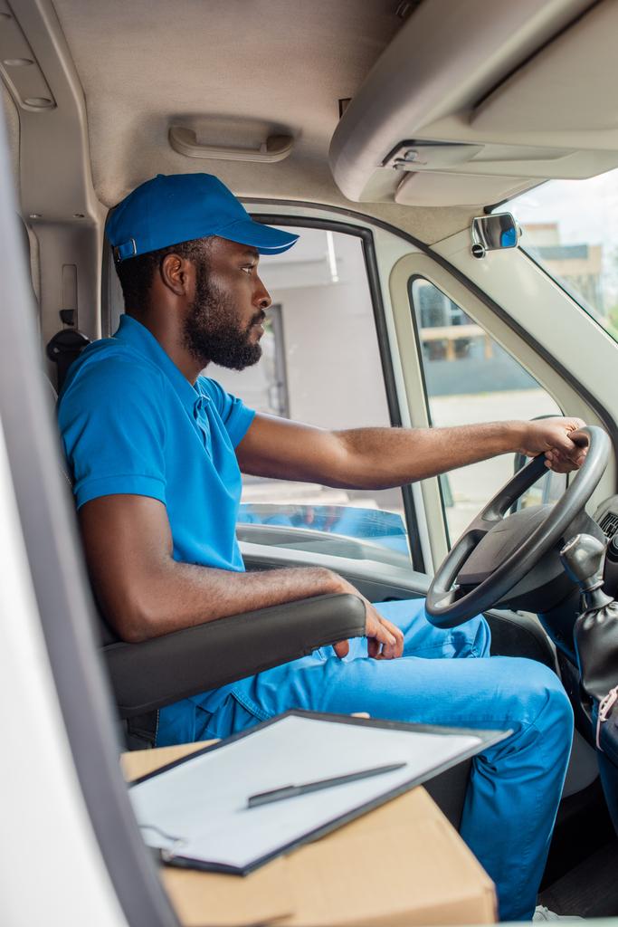 афроамериканський чоловік доставки водіння фургона
  - Фото, зображення